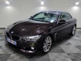une photo d'une voiture bmw noire dans une salle d'exposition