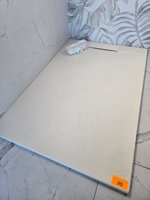 un sol en carrelage blanc sur lequel est posée une étiquette jaune