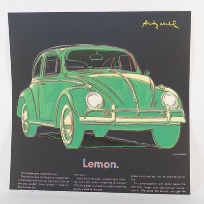 une image représentant une voiture verte sur fond noir, avec un lettrage jaune