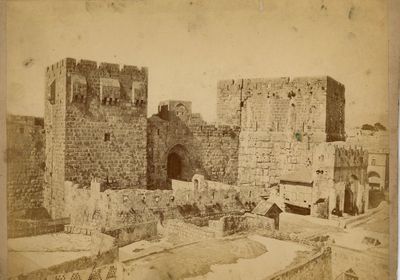 une vieille photo d'un vieux château en plein milieu de la journée