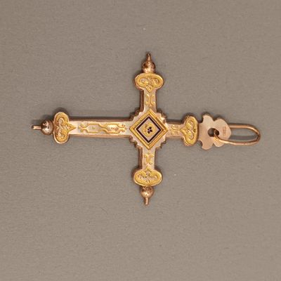 Croix en métal doré, de style régional, avec bélière, - Photo 1