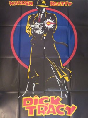 L'affiche du film « Dick Tracy » est accrochée au mur.