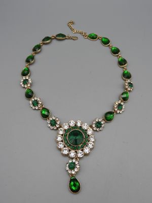 Collier composé de fausses émeraudes et faux diamants, motif…