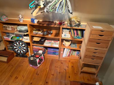 Contenu du palier, divers étagères en mélaminé, jeux de soci…