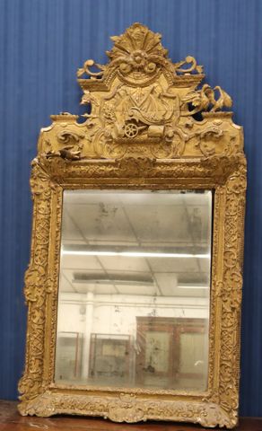 Important miroir cadre bois doré, fronton richement sculpté d’un ...