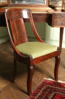 une chaise qui se trouve devant un bureau