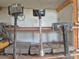 deux machines posées sur une étagère dans une pièce