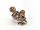 une image montrant un gros plan d'une bague sur laquelle se trouve une souris