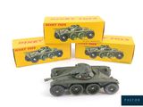 Trois véhicules militaires miniatures sont posés les uns à côté des autres sur une surface blanche