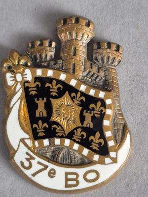 une image représentant un insigne doré et noir orné d'un château