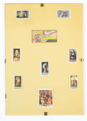 une photo d'un mur jaune orné de tableaux