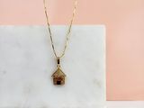 un collier plaqué or orné d'un petit nichoir