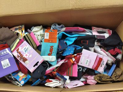 une boîte en carton remplie de nombreux vêtements et chaussettes