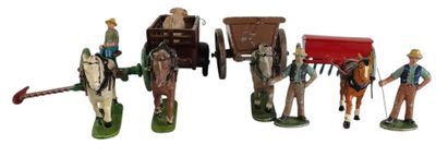 de nombreuses figurines représentant des personnages avec des chevaux et des charrettes