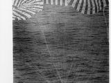 photographie en noir et blanc d'une personne faisant du parachute ascensionnel au-dessus de l'océan