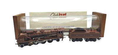 un petit train assis sur les rails