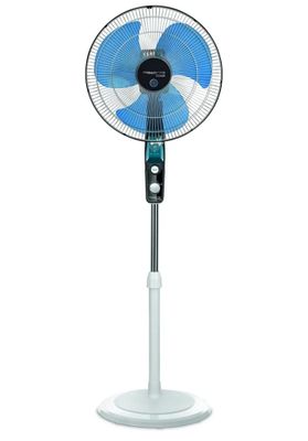 un ventilateur blanc et bleu posé sur un pied avec une base blanche