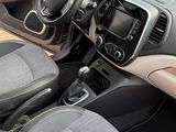l'intérieur d'une voiture avec un volant et des commandes sur le tableau de bord