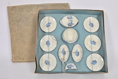 Coffret de dinette de poupée en porcelaine, à décor bleu et …