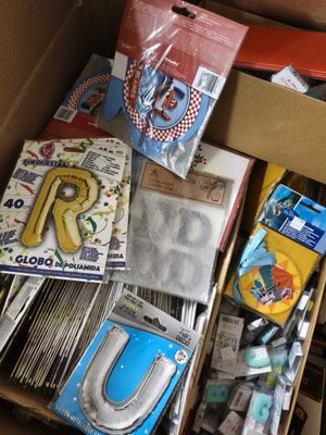 une boîte pleine d'objets assortis qui se trouvent dans la boîte