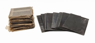 une pile de papiers et un sac de sable