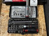 un grand nombre d'outils posés sur la table
