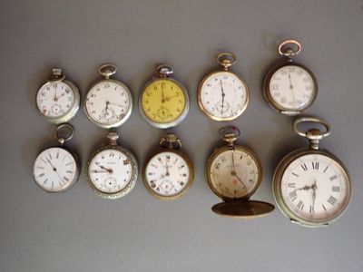de nombreux modèles différents de montres de poche exposés sur la table