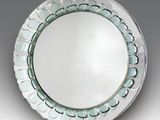 un miroir rond accroché au mur