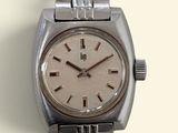 a watch that is sitting on a silver bracelet