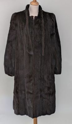 une photo d'un manteau de fourrure noir sur un mannequin