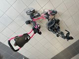 un vélo rose et noir suspendu au plafond