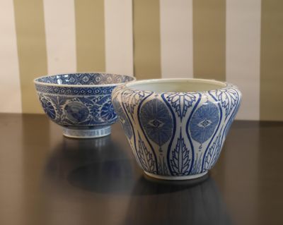 Réunion de deux vases en porcelaine à décor en camaïeu de bl…