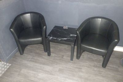 deux chaises et une table dans le coin d'une pièce