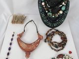 de nombreux bijoux disposés sur un plateau blanc posé sur une table