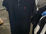 un polo suspendu à un cintre dans un magasin de vêtements