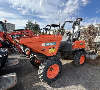 un tracteur garé sur un parking
