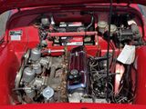 un petit moteur à l'arrière d'une voiture rouge