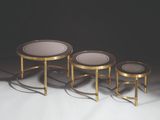 deux tables et deux tabourets dans une pièce sombre sur fond blanc