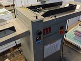 une machine posée sur une table dans une pièce