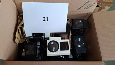 une boîte en carton contenant un ensemble d'appareils électroniques