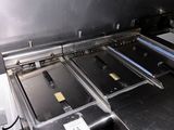 plan de travail en acier inoxydable dans une cuisine professionnelle offrant un grand espace de travail