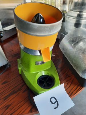 une centrifugeuse verte et jaune posée sur une table
