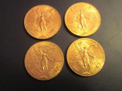 quatre pièces d'or empilées les unes sur les autres sur une table