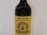 une bouteille de vin posée sur une table