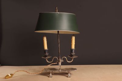 une image d'une lampe de table avec un abat-jour vert