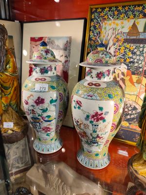 de nombreux vases exposés dans une vitrine