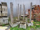 un tas de parpaings posé dans l'herbe près d'un bâtiment