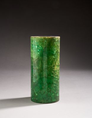 une image représentant un vase vert posé sur une table blanche