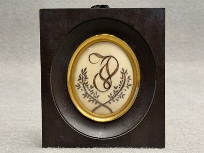 Médaillon souvenir en compositions de cheveux. Fin XIX°