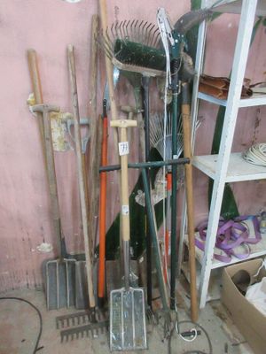 Il y a de nombreux types d'outils de jardinage dans cette pièce.